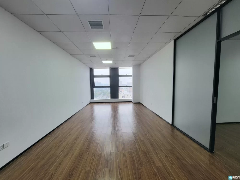 宁波恒一大厦面积：75㎡朝向：朝北，全景落地窗月租金3080元（含税）