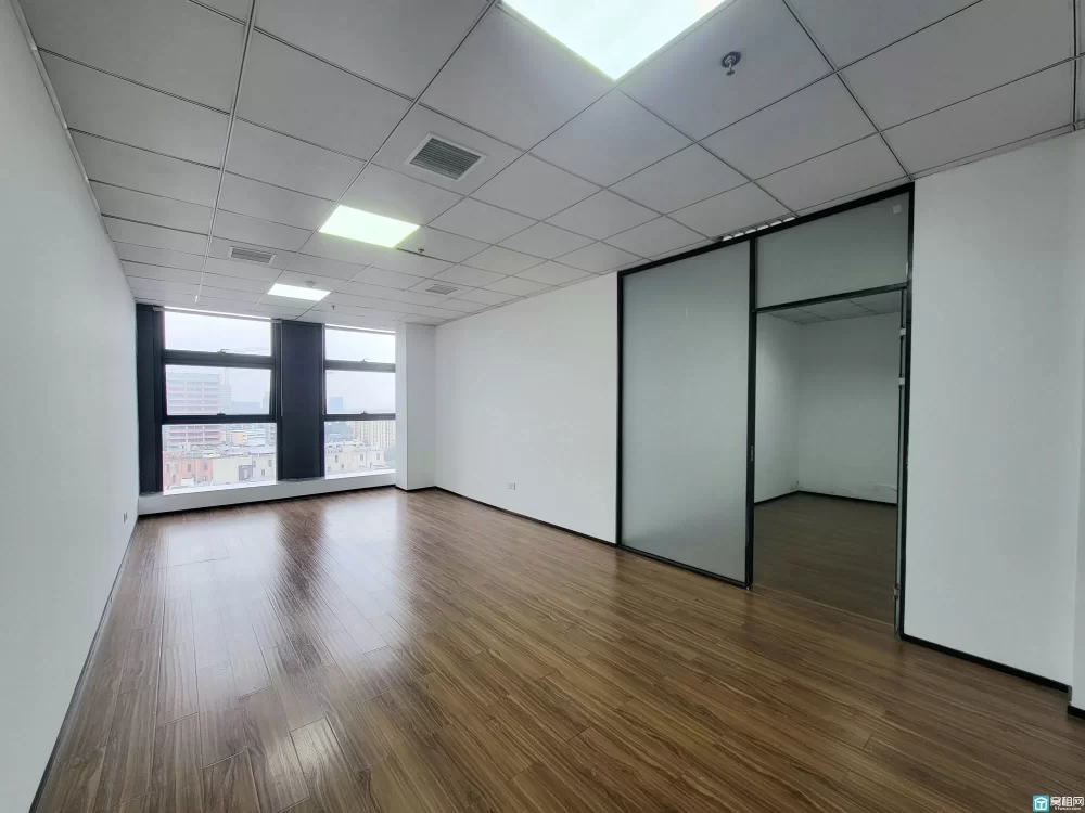 宁波恒一大厦面积：75㎡朝向：朝北，全景落地窗月租金3080元（含税）