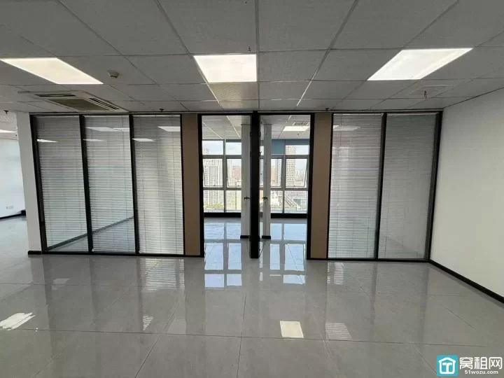 宁波鸿安大厦高层，全新精装145平，朝东2隔间，特价1.25每平每天