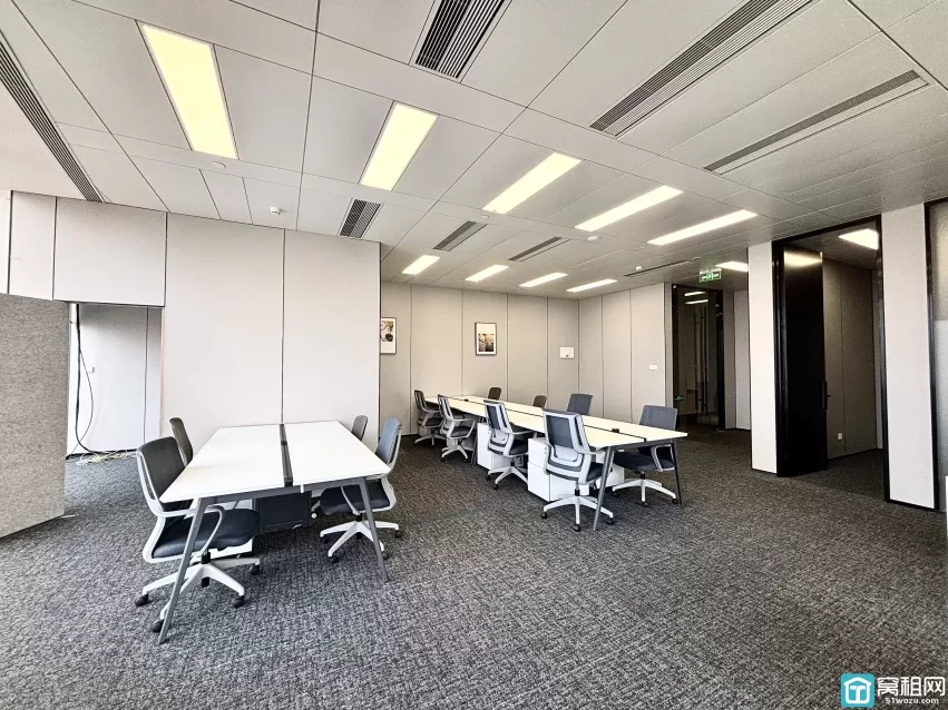 宁波塔建筑面积：204.19平出租精装修三个隔间，带家具