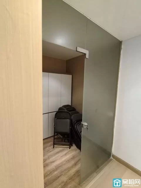 海曙火车站地铁口月湖金汇大厦出租，226.4平，全新装修，朝南，两隔间