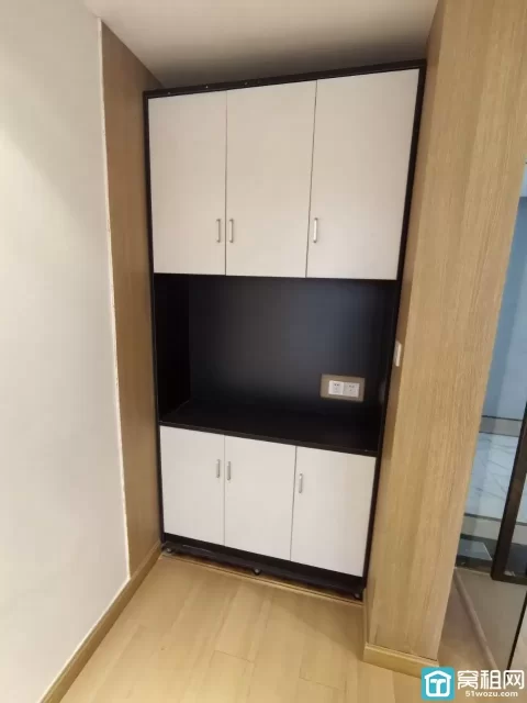 海曙火车站地铁口月湖金汇大厦出租，226.4平，全新装修，朝南，两隔间