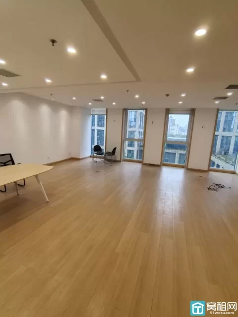 海曙火车站地铁口月湖金汇大厦出租，226.4平，全新装修，朝南，两隔间