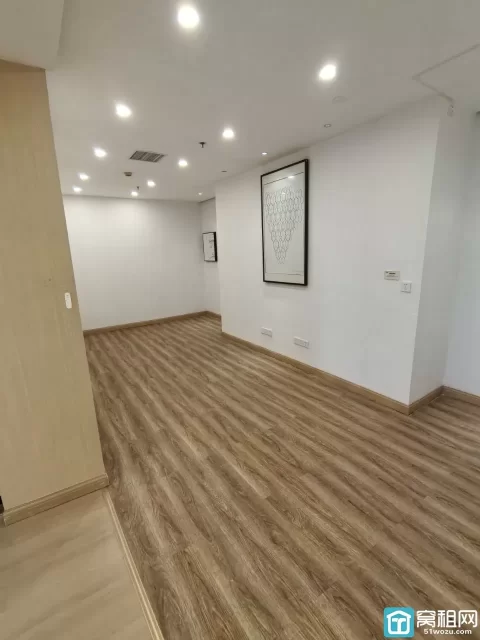 海曙火车站地铁口月湖金汇大厦出租，226.4平，全新装修，朝南，两隔间