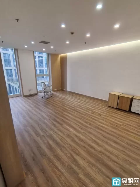 海曙火车站地铁口月湖金汇大厦出租，226.4平，全新装修，朝南，两隔间