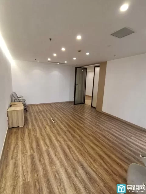 海曙火车站地铁口月湖金汇大厦出租，226.4平，全新装修，朝南，两隔间