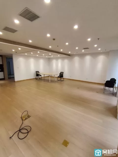 海曙火车站地铁口月湖金汇大厦出租，226.4平，全新装修，朝南，两隔间