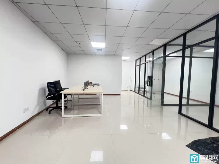 宁波水街商务楼，面积135平，4个隔间带部分家具单价1.2