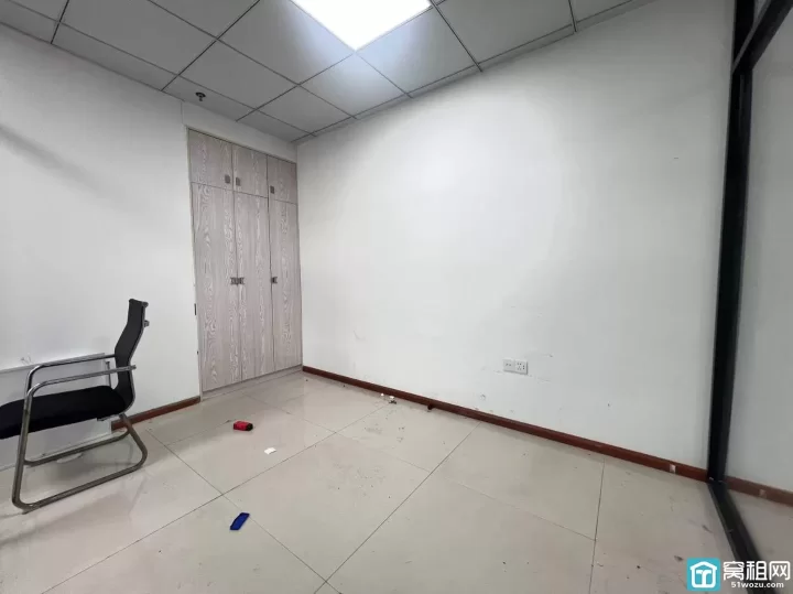 宁波水街商务楼，面积135平，4个隔间带部分家具单价1.2