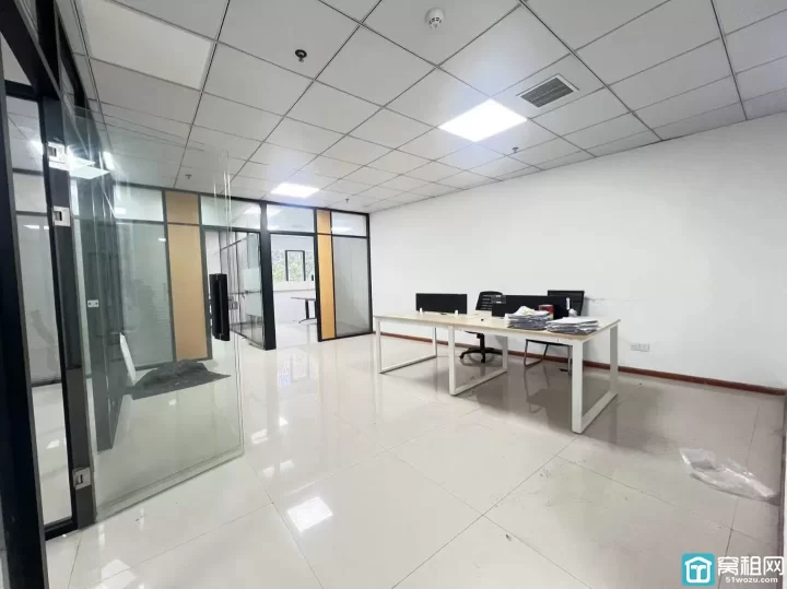 宁波水街商务楼，面积135平，4个隔间带部分家具单价1.2