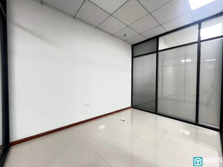 宁波水街商务楼，面积135平，4个隔间带部分家具单价1.2