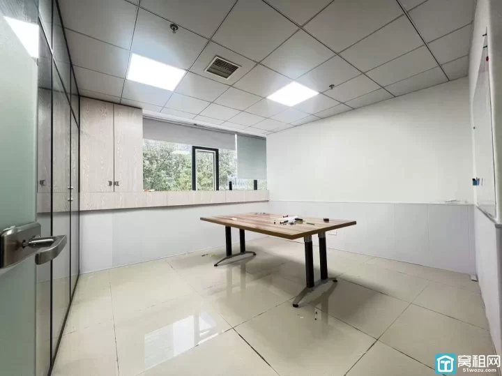 宁波水街商务楼，面积135平，4个隔间带部分家具单价1.2