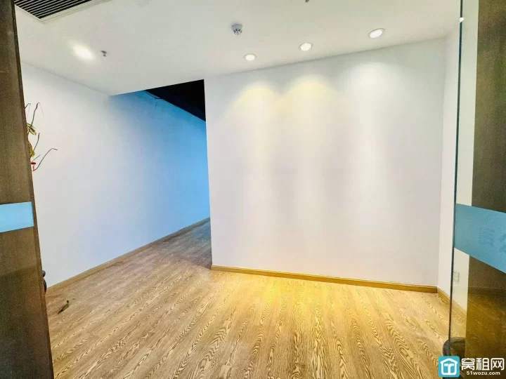 宁波南部商务区水街大厦大通间面积70平，单价只要1.2元