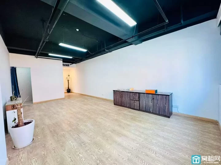 宁波南部商务区水街大厦大通间面积70平，单价只要1.2元