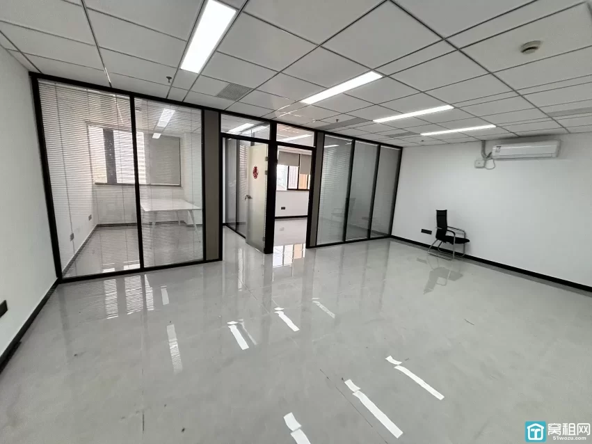 宁波海曙区平安大厦125平米电梯口精装修办公室出租