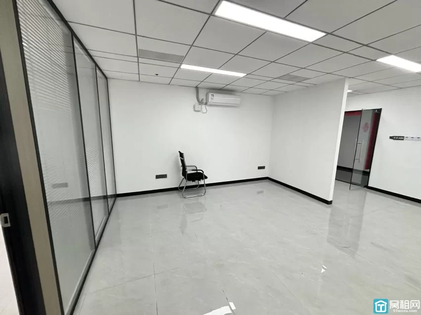 宁波海曙区平安大厦125平米电梯口精装修办公室出租
