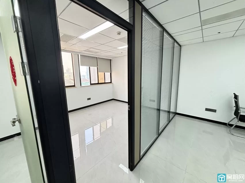 宁波海曙区平安大厦125平米电梯口精装修办公室出租