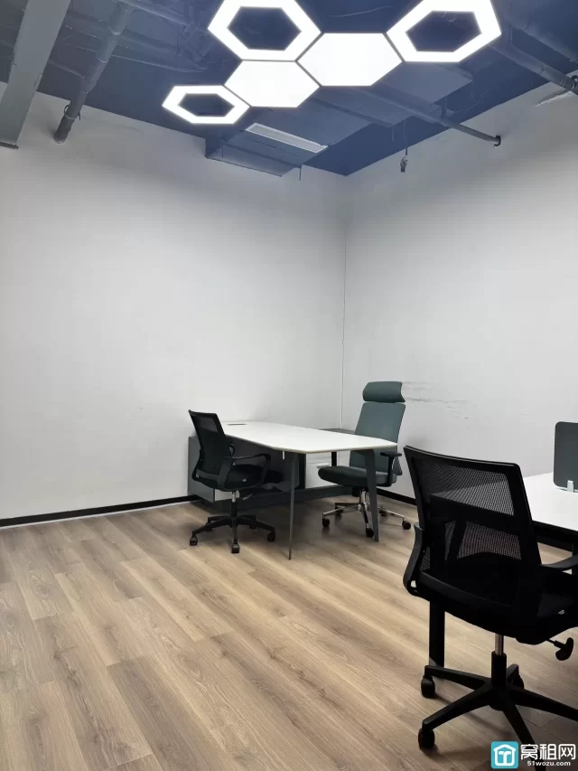 东部新城科技众创空间小面积33平米，暗间。3000元／月