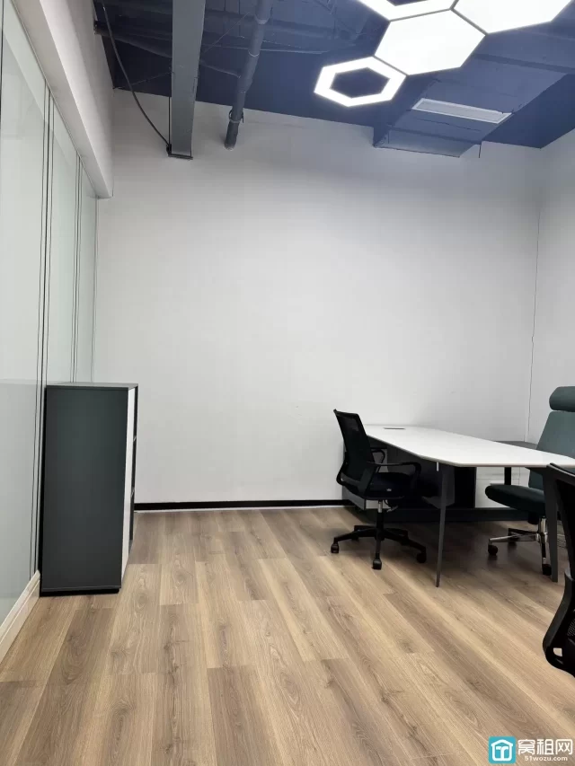 东部新城科技众创空间小面积33平米，暗间。3000元／月