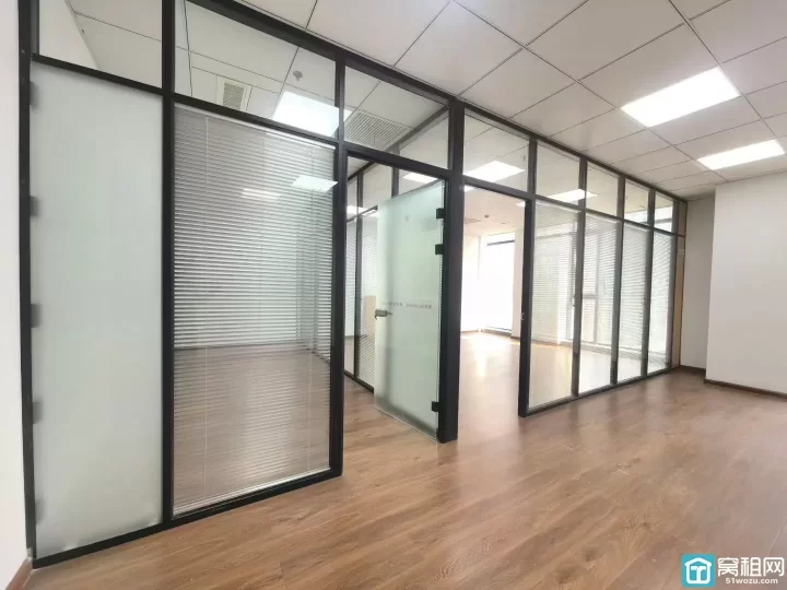 宁波甬邦大厦电梯口，精装135平，朝南，2个隔间，租金6800月