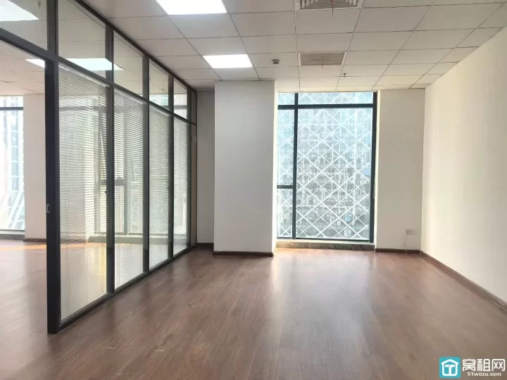 宁波甬邦大厦电梯口，精装135平，朝南，2个隔间，租金6800月