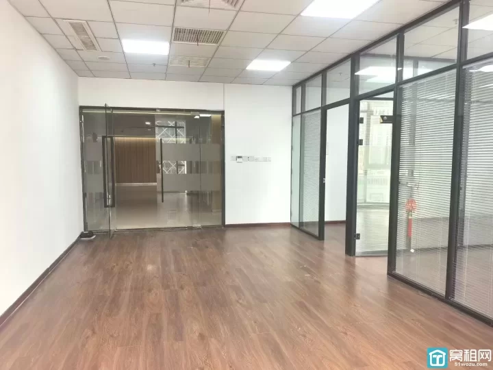 宁波甬邦大厦电梯口，精装135平，朝南，2个隔间，租金6800月