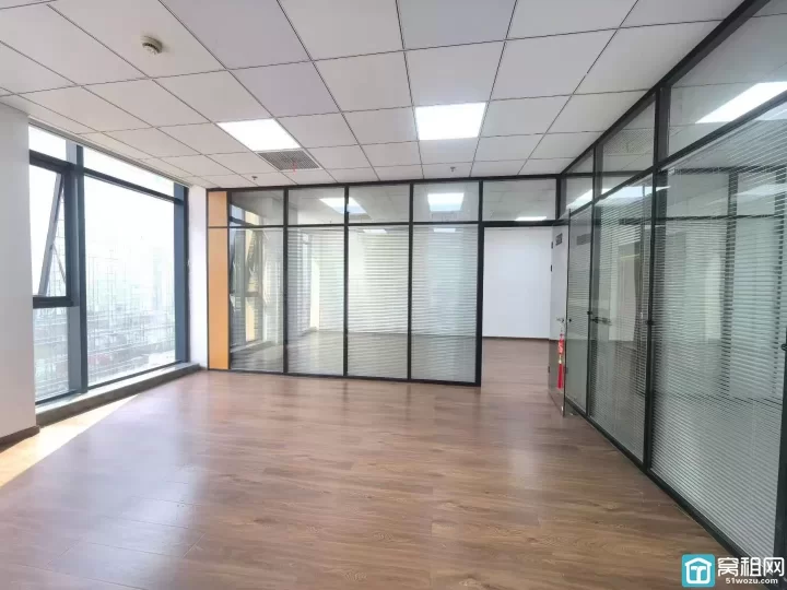 宁波甬邦大厦电梯口，精装135平，朝南，2个隔间，租金6800月