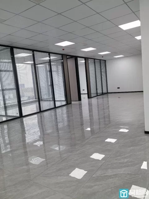 宁波博日大厦280平  朝南  1个形象墙  4个隔间 可配全套家具出租