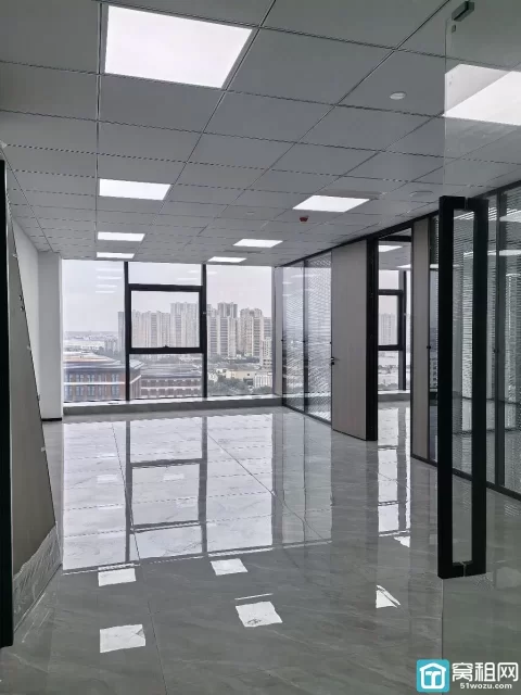 宁波博日大厦280平  朝南  1个形象墙  4个隔间 可配全套家具出租