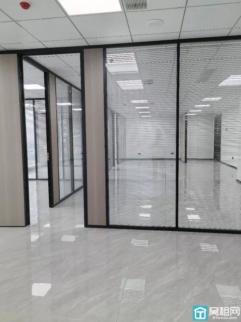 宁波博日大厦280平  朝南  1个形象墙  4个隔间 可配全套家具出租