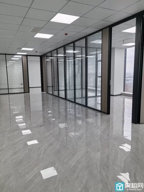 宁波博日大厦280平  朝南  1个形象墙  4个隔间 可配全套家具出租