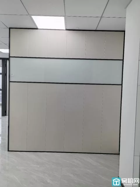 宁波博日大厦280平  朝南  1个形象墙  4个隔间 可配全套家具出租