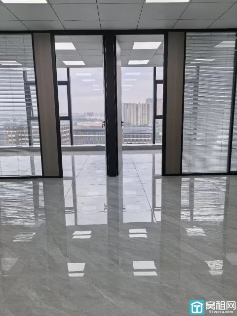 宁波博日大厦280平  朝南  1个形象墙  4个隔间 可配全套家具出租