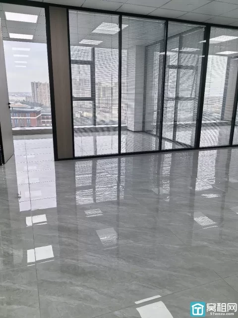 宁波博日大厦280平  朝南  1个形象墙  4个隔间 可配全套家具出租