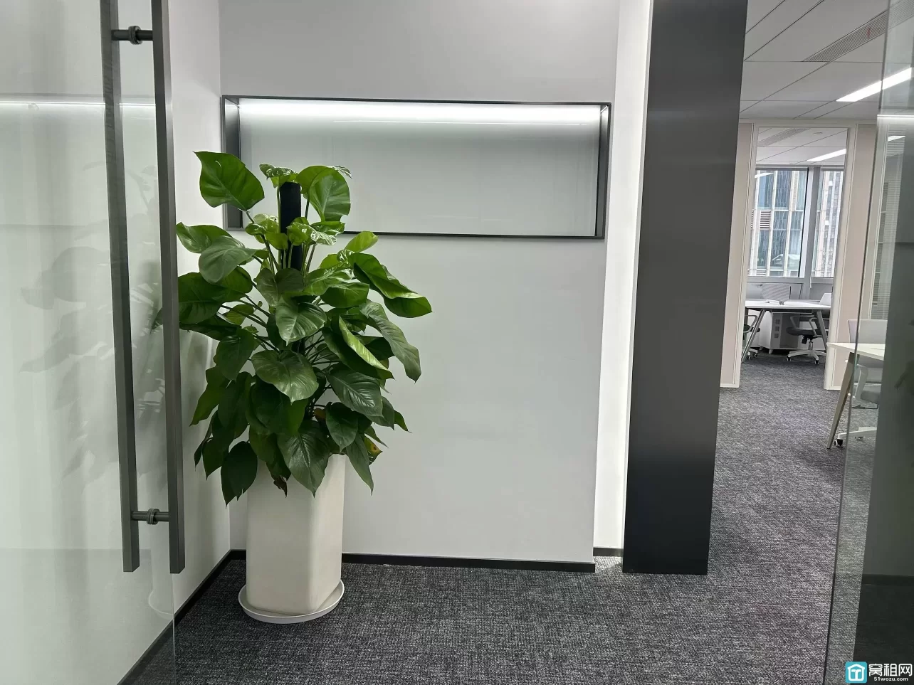 宁波国际金融中心135平，精装修两个隔间写字楼出租