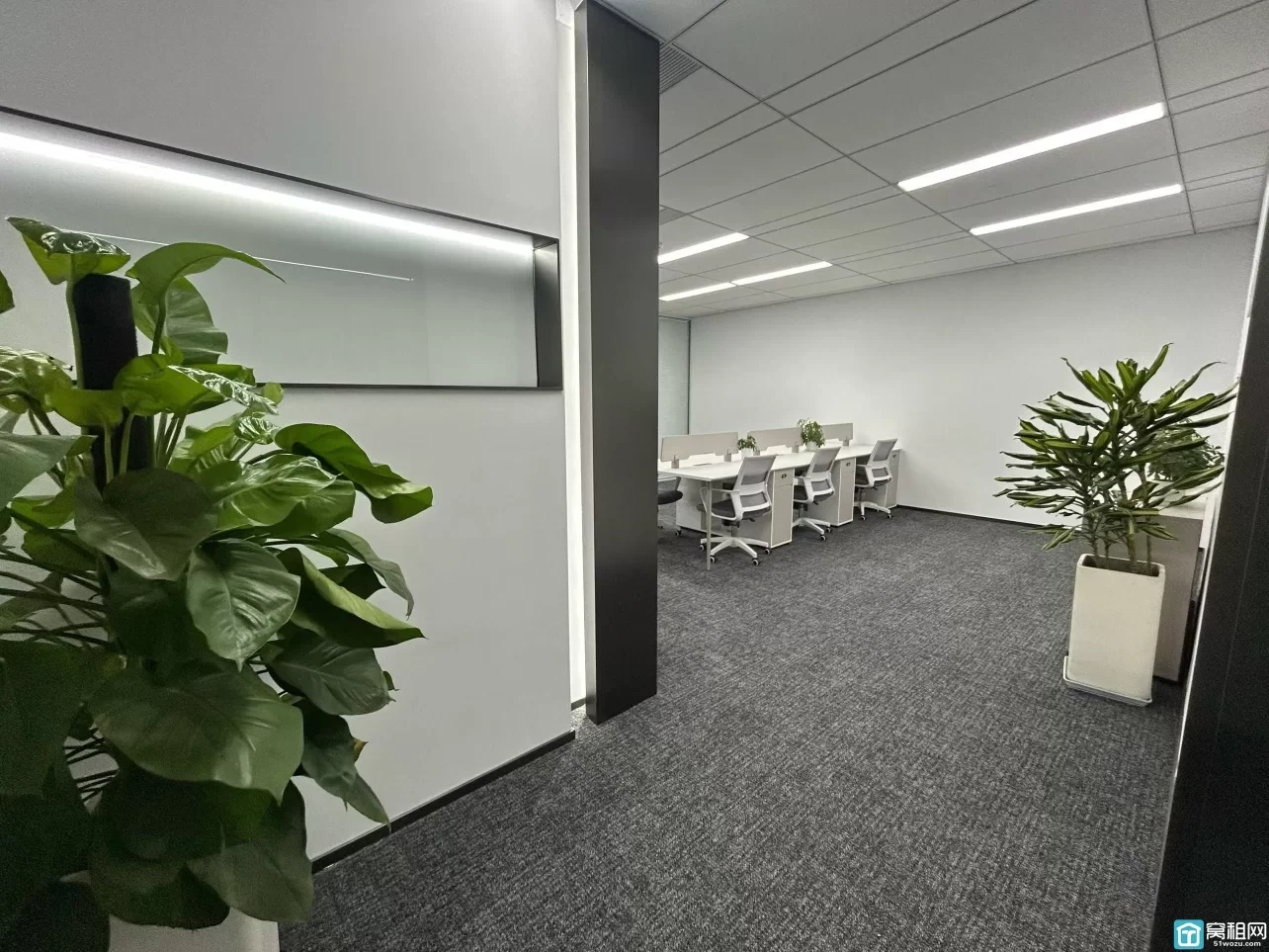 宁波国际金融中心135平，精装修两个隔间写字楼出租