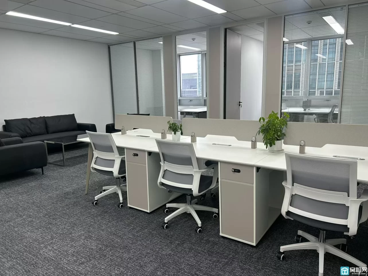 宁波国际金融中心135平，精装修两个隔间写字楼出租