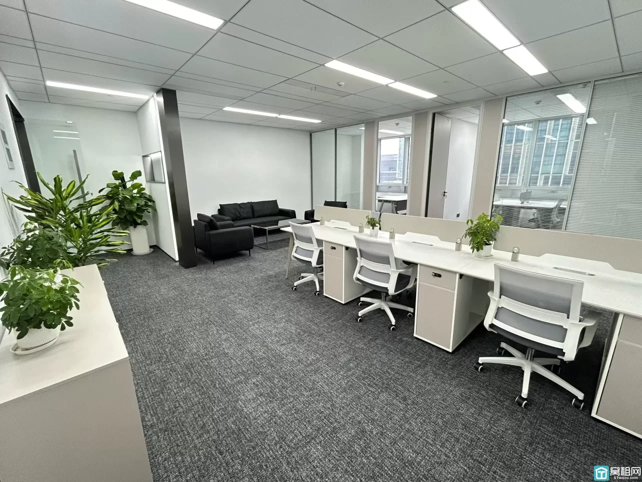 宁波国际金融中心135平，精装修两个隔间写字楼出租