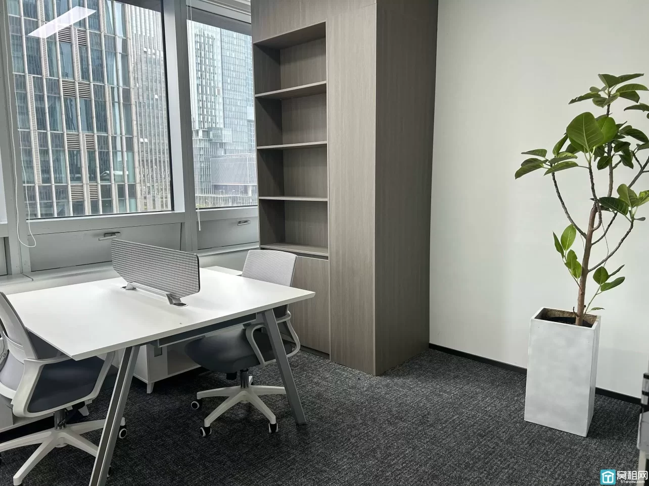 宁波国际金融中心135平，精装修两个隔间写字楼出租