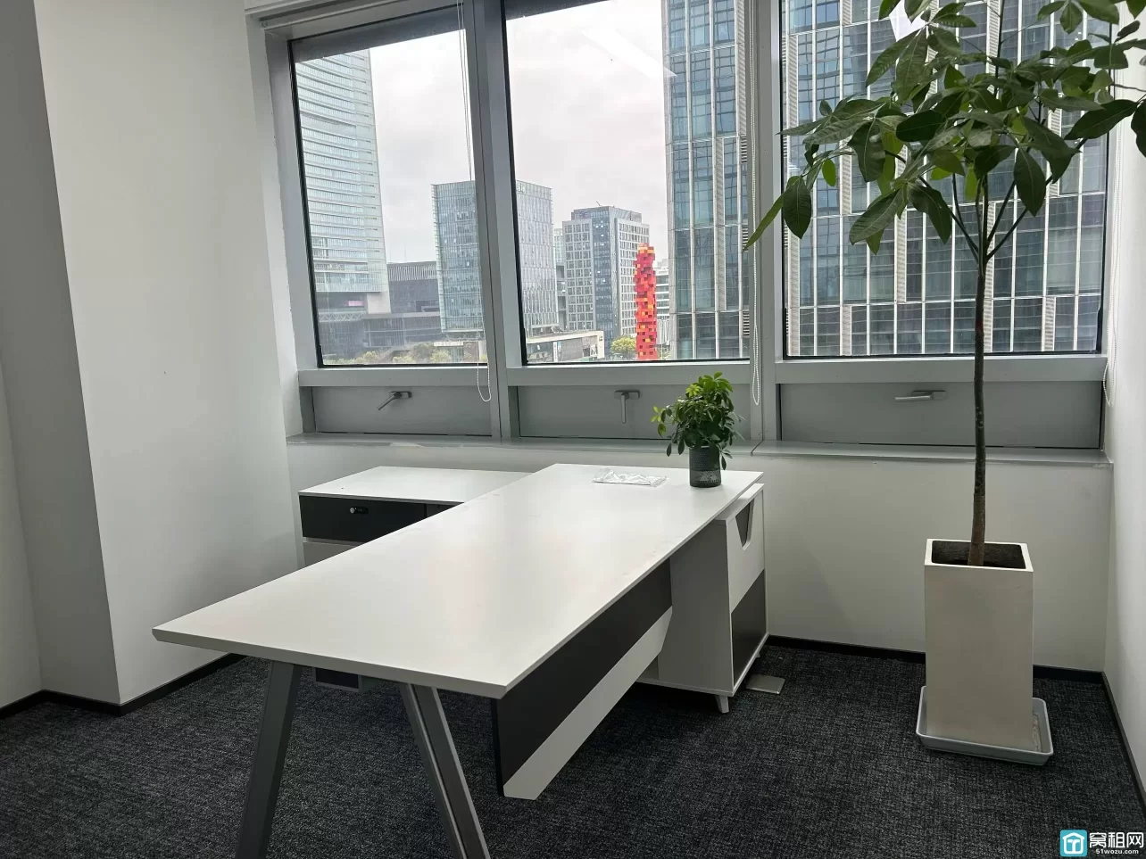 宁波国际金融中心135平，精装修两个隔间写字楼出租