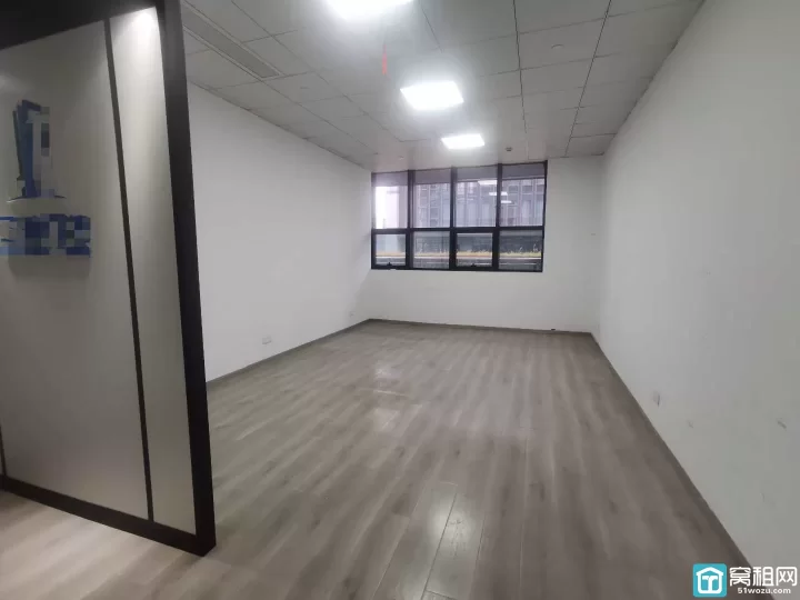 宁波镇海翰轩大厦67平方，朝南，大通间，有形象墙，租金1.1元