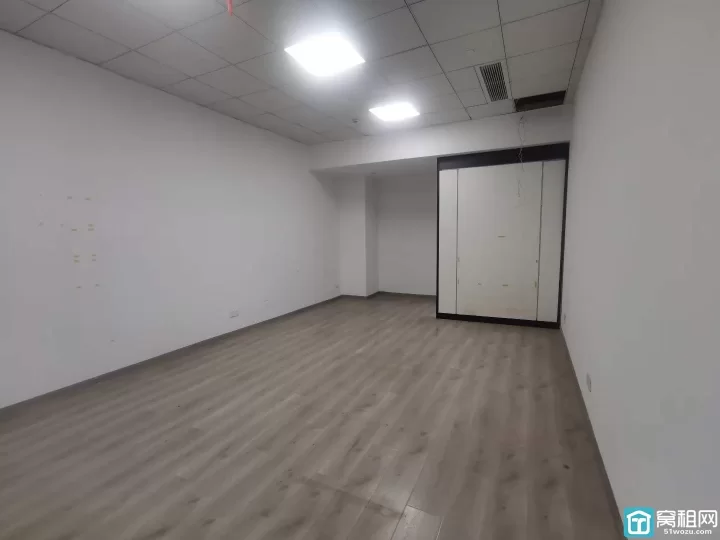 宁波镇海翰轩大厦67平方，朝南，大通间，有形象墙，租金1.1元