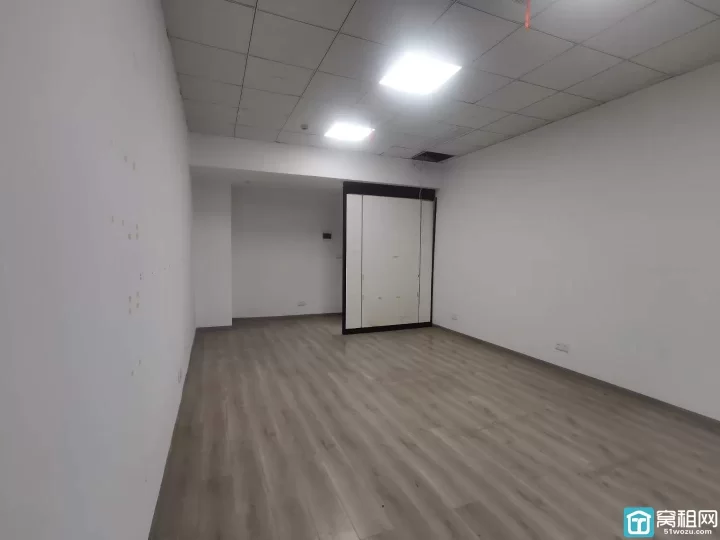 宁波镇海翰轩大厦67平方，朝南，大通间，有形象墙，租金1.1元