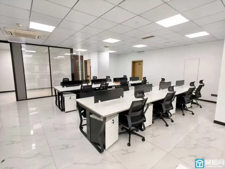 房东直租，泰康大厦，215平，精装3隔间，带全套家具