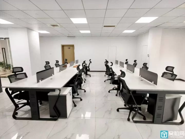 房东直租，泰康大厦，215平，精装3隔间，带全套家具