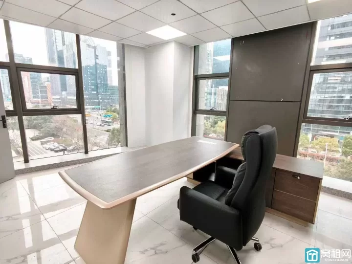 房东直租，泰康大厦，215平，精装3隔间，带全套家具