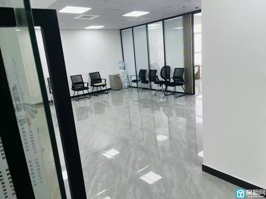 海曙区蓝天路丽园尚都130平 租金5700/月 物业费4块 带部分家具 朝北 落地窗 两个隔间