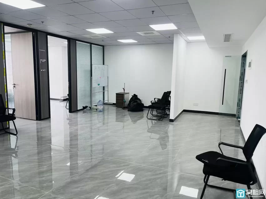 海曙区蓝天路丽园尚都130平 租金5700/月 物业费4块 带部分家具 朝北 落地窗 两个隔间