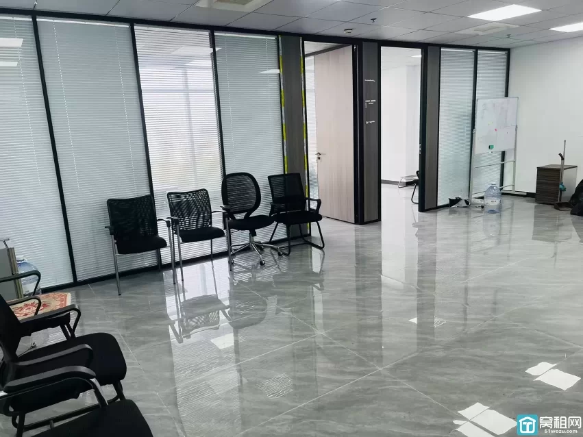 海曙区蓝天路丽园尚都130平 租金5700/月 物业费4块 带部分家具 朝北 落地窗 两个隔间