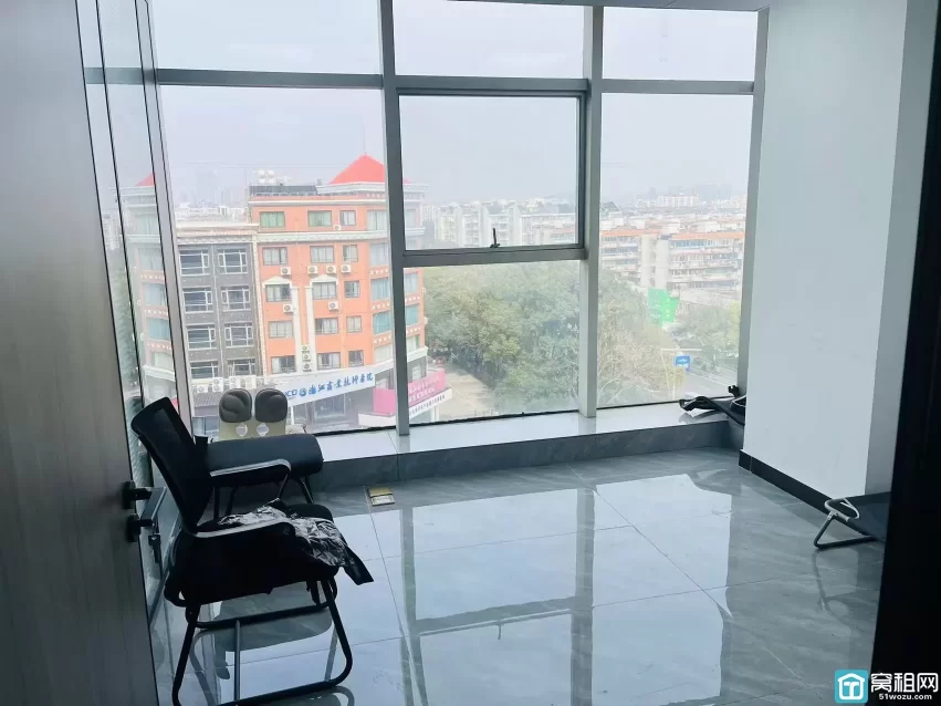 海曙区蓝天路丽园尚都130平 租金5700/月 物业费4块 带部分家具 朝北 落地窗 两个隔间